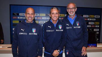 Roberto Mancini junto a los t&eacute;cnicos de Italia Sub 20 y Sub 21.