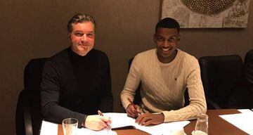 La foto de la firma del contrato con Isak difundida por el Borussia Dortmund.