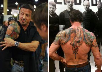 Los coloridos tatuajes que luce el actor Sylvester Stallone en su hombro derecho y en su espalda. 