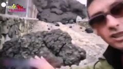 Reportero toca una piedra volcánica y se quema la mano