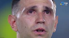 Dibu Martínez llora con el himno argentino.