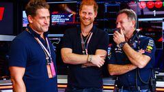 El director del equipo Red Bull Racing, Christian Horner, habla con el príncipe Harry, duque de Sussex, en el garaje antes del Gran Premio de F1 de Estados Unidos en el Circuito de las Américas.