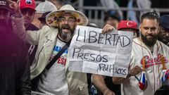 Cuba regresó al país después de la derrota que sufrieron 14-2 ante Estados Unidos en el Clásico Mundial de Béisbol. El régimen cubano culpó a los manifestan.