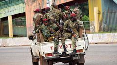 Members of the Armed Forces of Guinea drive through the central neighbourhood of Kaloum in Conakry on September 5, 2021 after sustainable gunfire was heard. - Gunfire was heard in Conkary in the morning and troops were seen on the streets, witnesses told 