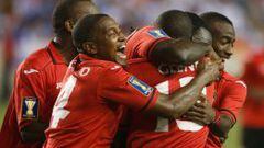 Los jugadores de Trinidad y Tobago celebran el segundo gol conseguido ante Honduras.