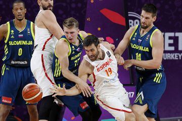 El alero de España Fernando San Emeterio y los jugadores de Eslovenia Luka Doncic y Gasper Vidmar durante el partido de semifinal del Eurobasket 2017