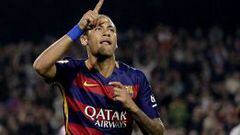 El delantero del FC Barcelona Neymar celebra tras marcar el tercer gol ante el Rayo Vallecano.