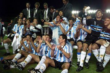 TOU03D:SPORT-SOCCER:TOULON:FRANCE,23MAY98 - Argentina's Under 21 International soccer team celebrate their victory over the French Under 21 team in their International match in Toulon May 23.  Argentina won the game 2-0.  gw/Photo by STR REUTERS