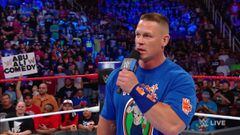 John Cena posa sobre el cuadril&aacute;tero de la WWE.
