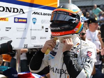 El piloto español Fernando Alonso del equipo Andretti Autosport tras participar en una sesión de entrenamiento antes de las 500 Millas de Indianápolis