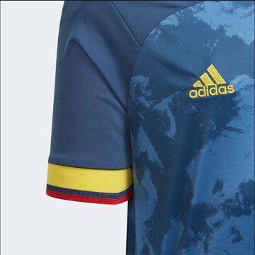 Adidas lanzó la nueva indumentaria alternativa de la Selección Colombia, la cual será de color azul. Tendrá un valor entre los $129.000 y $249.900.