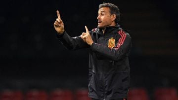 CARDIFF, WALES - OCTOBER 10:  Luis Enrique, Head Coach of Spain gives his team instructions during a Spain training session whilst under a closed roof at Principality Stadium on October 10, 2018 in Cardiff, Wales.  (Photo by Stu Forster/Getty Images)