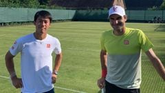 Federer, junto a Nishikori, en un entrenamiento en Halle.