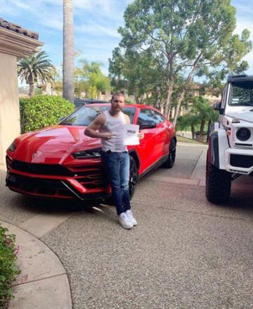 En 2018, Saúl Álvarez presumió en sus redes sociales la compra de un Lamborghini Urus que cuesta aproximadamente 250 mil dólares. 