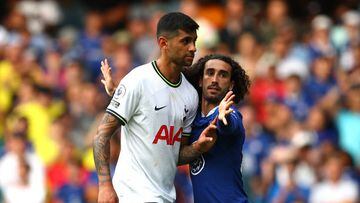 El jugador del Chelsea Marc Cucurella y el del Tottenham Cristian Romero durante el partido de la Premier League entre ambos equipos.