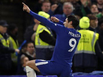 Chelsea&#039;s Spanish striker Alvaro Morata celebrates scoring the opening goal during the English Premier League football match between Chelsea and Manchester United at Stamford Bridge in London on November 5, 2017. / AFP PHOTO / Adrian DENNIS / RESTRIC