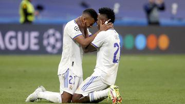 Los jugadores del Real Madrid celebran la victoria y la clasificación para la final de Parí­s en 2022. En la imagen, Rodrygo y Vinicius Junior.