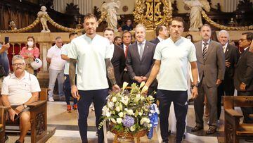 Cristian Álvarez y Zapater portan la cesta floral por delante del presidente Jorge Mas.