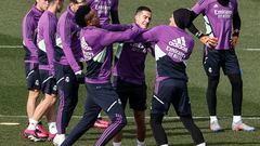 Militao, Lucas Vázquez y Ceballos bromean durante el último entrenamiento del Madrid.