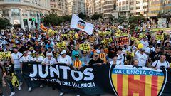 Manifestación por las calles de valencia convocada por Libertad VCF, grupo de oposición al máximo accionista del Valencia CF, Peter Lim, para pedir la salida del club del empresario.EFE/ Biel Aliño