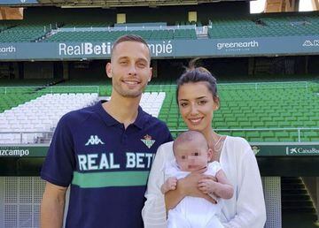 El 4 de Julio de 2018 fichó como nuevo jugador del Real Betis.
Le vemos en la presentación con su mujer Cristina y su hijo recién nacido.