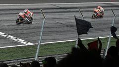 Andrea Dovizioso cruzando la meta por delante de Marc Marquez en Austria.