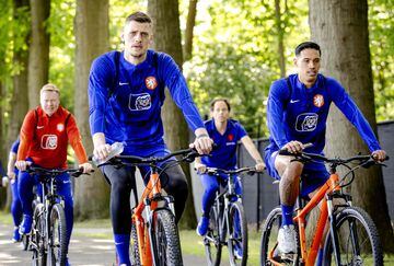 The Netherlands team, along with head coach Ronald Koeman, relax ahead of the clash with Croatia.