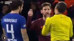 Messi pidiendo a Cuneyt &Ccedil;akir la amarilla para Cesc en el Chelsea-Bar&ccedil;a.