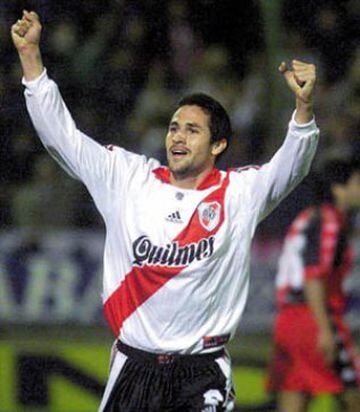 Uno de los colombianos recordados en River. En cuatro temporadas dejó su calidad como defensor. Jugó 77 partidos y anotó nueve goles.
