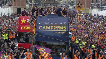 The Barça bus rolls through the fans after winning LaLiga.