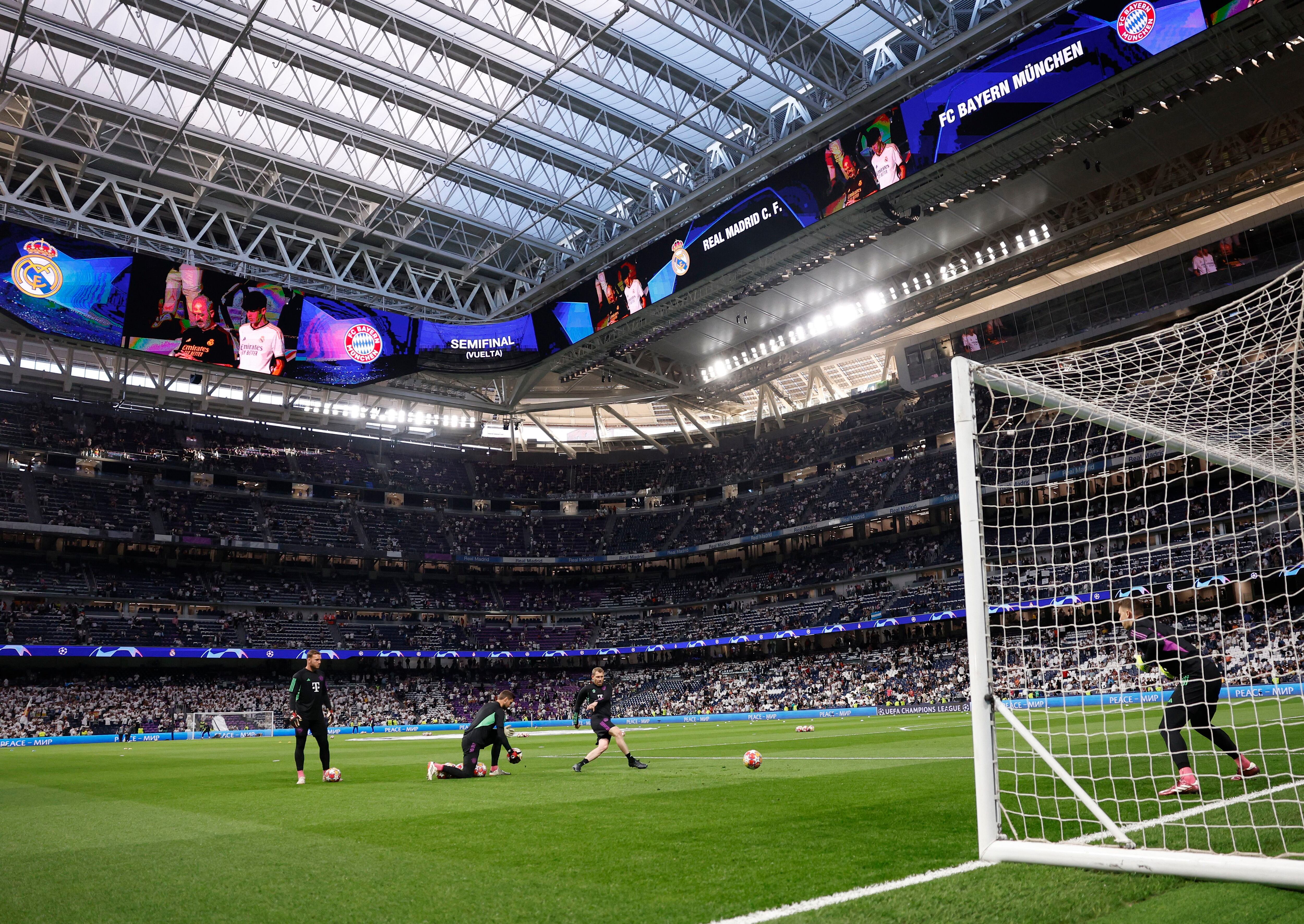 Soccer Football - Champions League - Semi Final - Second Leg - Real Madrid v Bayern Munich - Santiago Bernabeu, Madrid, Spain - May 8, 2024  General view of Bayern Munich players during the warm up before the match REUTERS/Juan Medina