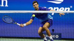 Novak Djokovic devuelve una bola durante su partido ante Tallon Greikspoor en el US Open Tennis Championships en el USTA National Tennis Center de Flushing Meadows, New York.