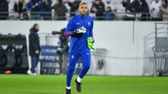The Costa Rican goalkeeper, upset with lack of minutes at PSG, has already said yes to an English team, but awaits green light.