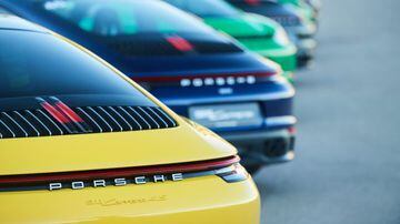 Varios autos de Porsche en un estacionamiento