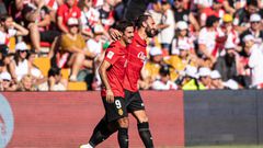 Abdón y Muriqi celebran un gol en Vallecas