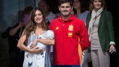 Sara Carbonero, Iker Casillas y su reci&eacute;n nacido hijo Lucas abandonando el Hospital Ruber de Madrid.