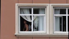 Un jugador del Fuenlabrada mira desde la ventana del hotel donde el equipo est&aacute; pasando la cuarentena. 