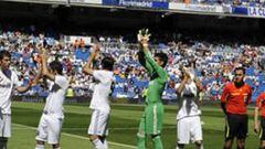 <b>AMBIENTE DE GALA. </b>Los jugadores del Castilla y del Alcoyano saludaron a la afición, que respondió a la llamada del Madrid: 45.104 espectadores en el Bernabéu.