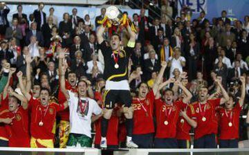 29 de junio de 2008. Final de la Eurocopa de Austria y Suiza entre Alemania y España. El capitán Iker Casillas levanta el trofeo