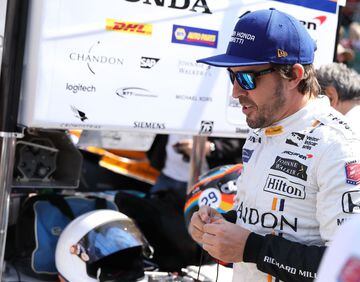 El piloto español Fernando Alonso llega a la última sesión de entrenamientos de las 500 Millas de Indianápolis 