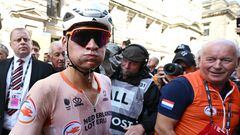 El ciclista neerlandés Mathieu van der Poel, tras cruzar la línea de meta como nuevo campeón del mundo en ruta en los Mundiales de Ciclismo de Glasgow.