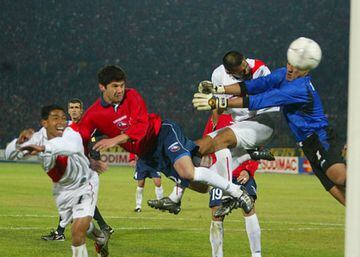 En la memoria de muchos está su gol de cabeza a Perú, para el triunfo 2-1 en las Eliminatorias de Alemania 2006. Fue su único tanto en cinco partidos por la Roja.