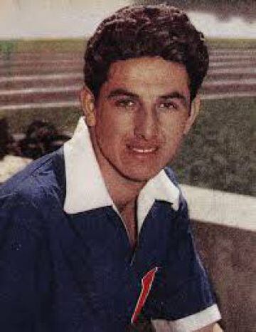 El ídolo de la U y símbolo del Ballet Azul, Leonel Sánchez nació y jugó en el equipo azul hasta 1969. Al año siguiente se fue a Colo Colo donde estuvo una temporada.