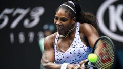 Serena Williams devuelve una bola durante su partido ante Qiang Wang en el Open de Australia 2020.