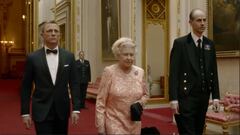 La increíble entrada de la reina de Inglaterra al lado de James Bond.