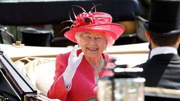 La Reina Isabel II de Inglaterra entrando en Ascot.