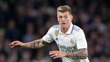LONDON, ENGLAND - APRIL 18: Toni Kroos of Real Madrid in action during the UEFA Champions League quarterfinal second leg match between Chelsea FC and Real Madrid at Stamford Bridge on April 18, 2023 in London, United Kingdom. (Photo by Gaspafotos/MB Media/Getty Images)