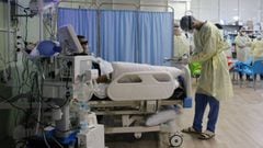 Un m&eacute;dico revisa los archivos de un paciente infectado con la enfermedad por coronavirus (COVID-19) en un centro de cuarentena dirigido por el grupo de ayuda internacional M&eacute;dicos sin Fronteras en Ad&eacute;n, Yemen, 27 de junio de 2020. 