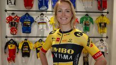 La patinadora y ciclista neerlandesa Carlijn Achtereekte posa con el maillot del Jumbo-Visma.