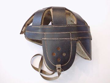 Los cascos en un inicio eran con cuero suave y orejeras muy similares a las que usaban en la Fuerza Aérea. 